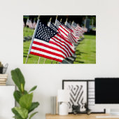 Historisch militair kerkhof met Amerikaanse vlagge Poster (Thuiskantoor)