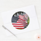 Historisch militair kerkhof met Amerikaanse vlagge Ronde Sticker (Envelop)
