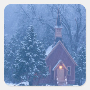 Historisch Yosemite Valley Chapel tijdens zware ti Vierkante Sticker