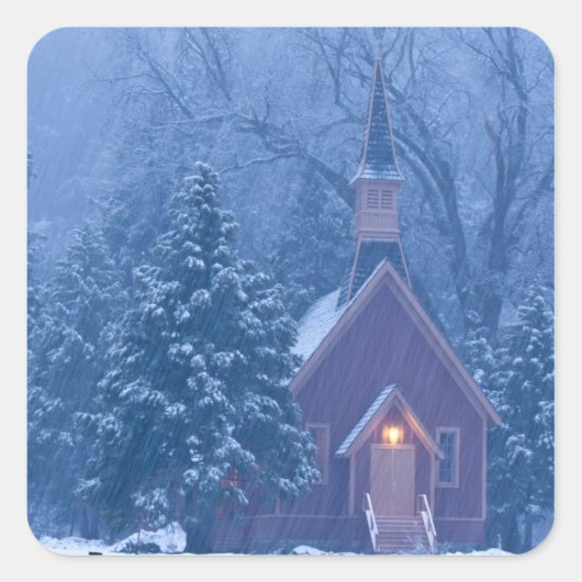 Historisch Yosemite Valley Chapel tijdens zware ti Vierkante Sticker (Voorkant)