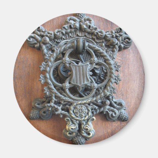 Historische deurklopper aan de poort naar Hluboka Magneet (Voorkant)