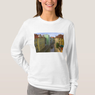 Historische gebouwen met kanaal, Praag, Tsjechië T-shirt