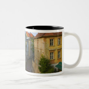 Historische gebouwen met kanaal, Praag, Tsjechië Tweekleurige Koffiemok