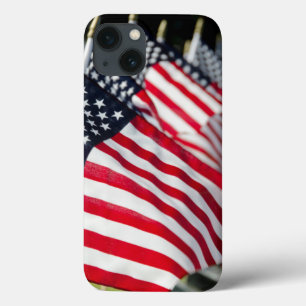 Historische militaire begraafplaats met vlaggen va iPhone 13 hoesje