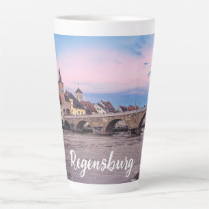 Historische oude stad in Regensburg, Duitsland Latte Mok