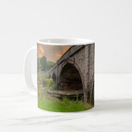 Historische St. Asaph-brug over de rivier Elwy Koffiemok