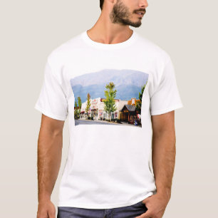 Historische winkels 's nachts op Main Street T-shirt