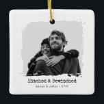 Hitched & Bewitched - Ornament voor trouwfoto's<br><div class="desc">Een chique vierkant keramisch ornament met een schilderachtig penseelstreekfotovenster en een gedurfd bijschrift "Hitched & Bewitched". Voeg je namen en het jaar eronder toe om het moment te markeren. De strakke zwart-wit look flatteert bruiloft- of verlovingen portretten en paren met elke boom- of cadeauverpakking. Perfect voor jonggehuwden, verjaardagen of een...</div>