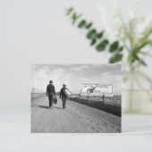 Hitchikers, 1937 briefkaart (Staand voorkant)