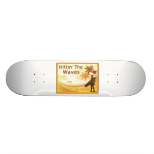 Hittin de golven op het strand persoonlijk skateboard