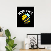 Hive Five Funny High Five Bee Pun Dark BG Poster (Thuiskantoor)