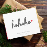 Ho Ho Ho | Modern minimalist voor het kersthart Feestdagen Kaart<br><div class="desc">Moderne,  minimalistische gevouwen vakantiekaart met "ho ho ho" in scripthandschrift stijl typografie gevolgd door een rood hart. De boodschap Alles bij elkaar voegen kan gemakkelijk worden gepersonaliseerd,  samen met uw familienamen,  voor een persoonlijke aanraking. De binnenkant is in een complementaire rode kleur voor een superfeestelijke kerst.</div>