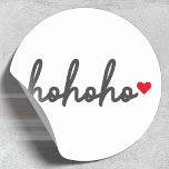 Ho Ho Ho | Modern minimalist voor het kersthart Ronde Sticker<br><div class="desc">Moderne,  minimalistische sticker met "ho ho ho ho" in scripthandschrift stijl typografie in zwart-wit gevolgd door een schattig rood liefdeshart. Het perfecte geschenk of accessoire met een superfeestelijke kerst voor het vakantieseizoen voor degenen die je leuk vindt!</div>
