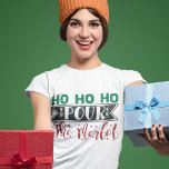 Ho Ho Ho Pour The Merlot Funny Kerstmis Drink T-shirt<br><div class="desc">Een grappig kerstontwerp voor wijnliefhebbers,  dat luidt: "Ho ho pour the Merlot".</div>