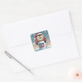 Ho-Ho-Hold My Coffee – Sleepy Christmas Owl Vierkante Sticker (Envelop)