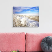 Hoarfrost bedekt tumbleweed en fenceline nabij canvas afdruk (Insitu (Woonkamer))