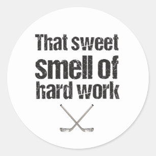 Hockey die zoete geur van hard werken ronde sticker