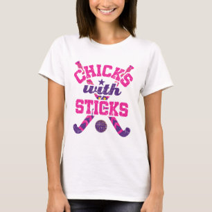 Hockey-kippen in het veld met teken t-shirt