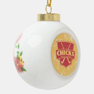 Hockey-kippen op het veld met een Sticks Holiday-O Keramische Bal Ornament