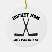 Hockey Mam gooit me niet met een spuitje. Keramisch Ornament (Voorkant)