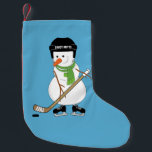Hockey Snowman Hockey Stick en Schaatsen Kerstmis Kleine Kerstsok<br><div class="desc">Decoreer voor een hockeykerst met deze hockey die sneeuwpoppen met kerst.</div>