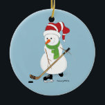 Hockey Snowman-kerstversiering Keramisch Ornament<br><div class="desc">Snowman die ijshockeykerstversiering speelt.</div>