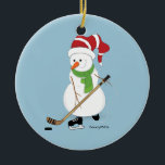 Hockey Snowman-kerstversiering Keramisch Ornament<br><div class="desc">Snowman die ijshockeykerstversiering speelt.</div>