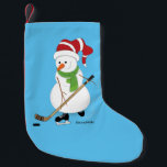 Hockey Snowman met kerststaart Kleine Kerstsok<br><div class="desc">Decoreer voor een hockeykerst met deze hockey die sneeuwpoppen met kerst.</div>