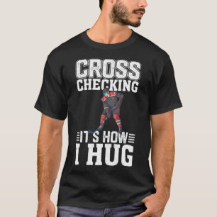 Hockey speler cross checken Het is hoe ik knuffel  T-shirt