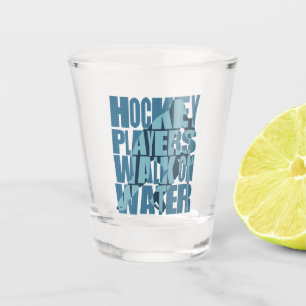 Hockey-spelers lopen op water shot glas