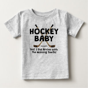 Hockeybaby met ontbrekende tanden baby