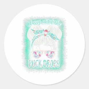 Hockeymoeders kleden zich tot de puck valt Warrige Ronde Sticker
