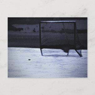 Hockeypuck op lege net in de winter briefkaart