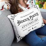 Hocus Pocus Apothecary Black en White Halloween Accent Kussen<br><div class="desc">Welkom uw gasten met deze spookachtige leuke Halloween lulp kussen. Het stijlvolle typografische ontwerp is voorzien van de tekst "The Sanderson Sisters Hocus Pocus Apothecary - Potions,  Spells,  Elixers & Tonics". Het zwarte en witte ontwerp is geaccentueerd met scrolls,  een schedel en dwarsbeenderen,  en sterelementen.</div>