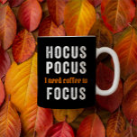 Hocus Pocus Focus Cute Funny Halloween Coffee Mok<br><div class="desc">Deze grappige Halloween-mok heeft een zwarte achtergrond en de uitdrukking "Hocus Pocus I need coffto Focus" in wit en oranje. Maakt een leuk geschenk voor de koffie/Halloween minnaar in je leven (of voor jezelf!).</div>