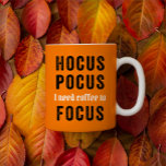 Hocus Pocus Focus Cute Funny Halloween Coffee Mok<br><div class="desc">Deze grappige Halloween-mok heeft een oranje achtergrond en de uitdrukking "Hocus Pocus I need coffto Focus" in zwart-wit. Maakt een leuk geschenk voor de koffie/Halloween minnaar in je leven (of voor jezelf!).</div>