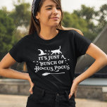 Hocus Pocus Halloween Citaat Vrouwen Zwart T-shirt<br><div class="desc">Celebrate Halloween met dit "Het is gewoon een stel Hocus Pocus" witch citeert het zwarte T-shirt van vrouwen. Decoratieve typografiettering is geaccentueerd met spookachtige scrolls,  twinkelende sterren,  een heks pet,  een kat en een witch-broomstick. Het witte kleurenschema en de kleur van het shirt kunnen worden gewijzigd.</div>