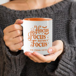 Hocus Pocus Halloween Mok<br><div class="desc">"Hocus pocus,  ik heb wijn nodig om me te concentreren (of sterke koffie)" gezegde gedrukt in sinaasappel aan beide zijden van een koffiekopje,  leuk voor Halloween voor vrouwen of mannen.</div>
