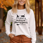 Hocus Pocus Halloween Quote Vrouwen T-shirt<br><div class="desc">Vier Halloween met dit "It's just a bunch of Hocus Pocus" heksencitaat vrouwen lange mouw grafisch t-shirt. Decoratieve typografie belettering is geaccentueerd met griezelige rollen,  twinkelende sterren,  een heksenkat,  zwarte pet en een heksenbezemsteel. Het zwarte kleurenschema kan worden gewijzigd.</div>