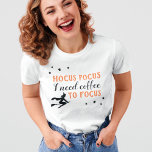 Hocus Pocus Modern Oranje en Black Halloween T-shirt<br><div class="desc">"Hocus Pocus Ik heb koffie nodig om me te concentreren" een grappig ritueel aangepast koffiethemd voor haar voor Halloween bevat een modern decoratief oranje en zwart typografisch ontwerp met vliegende heks- en sterrenaccenten. De korte stijl van het shirt van vrouwen kan worden aangepast.</div>