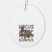 Hocus Slowcus Funny Halloween Sloth Classic T-Shir Keramisch Ornament (Links)