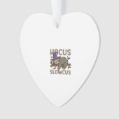 Hocus Slowcus Funny Halloween Sloth Classic T-Shir Ornament (voorkant)