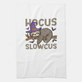 Hocus Slowcus Funny Halloween Sloth Classic T-Shir Theedoek (Verticaal)