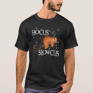 Hocus Slowcus Heks Luiaard Slapend op Bezem Hallow T-shirt