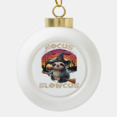 Hocus Slowcus Luiaard liefhebbers Halloween kostuu Keramische Bal Ornament (Voorkant)