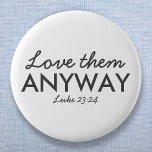 Hoe dan ook van hen houden | Luke 23:24 Bijbel Ver Ronde Button 5,7 Cm<br><div class="desc">Eenvoudig,  stijlvol Christelijk geschrift kunstontwerp met bijbelvers "hoe dan ook van liefde - Luke 23:24" in moderne,  minimalistische typografie in zwart-wit. Dit trendy,  moderne geloof ontwerp is het perfecte geschenk en mode statement. | #Christelijk #religie #scriptie #geloof #bible #jesus</div>