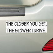 Hoe dichter je bij... auto Bumpersticker (Op auto)