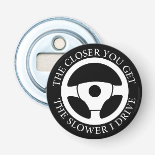 Hoe dichter je komt, hoe langzamer grappige chauff button flesopener