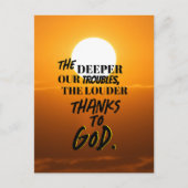 "Hoe dieper onze problemen, hoe luider" T-shirt Briefkaart (Voorkant)