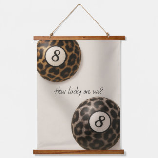 Hoe Gelukkig Zijn We – Luipaard 8 Bal Minimalistis Hangend Wandkleed